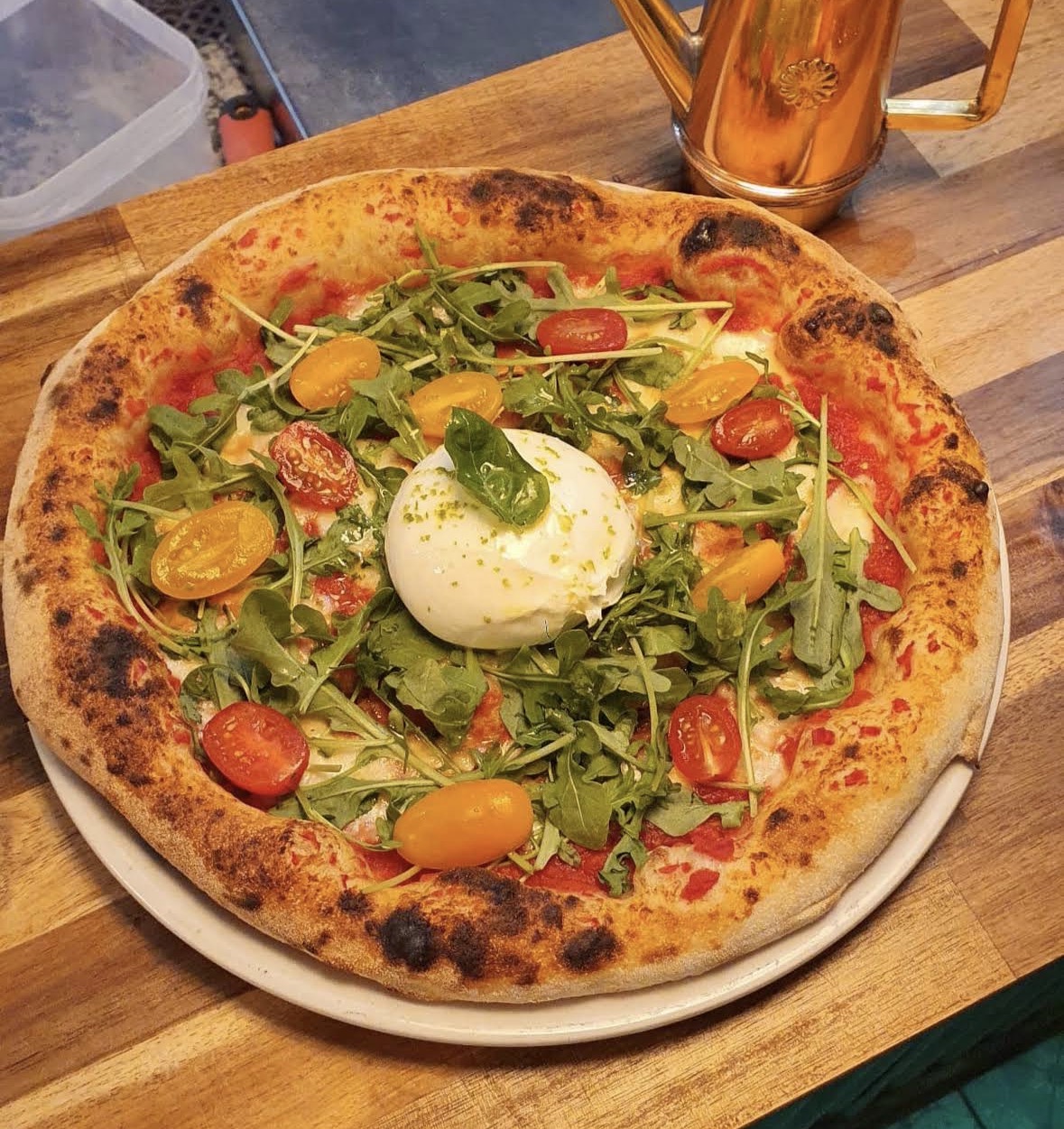 Le pizzaiolo de Profumi d’Italia devant le four napolitain
